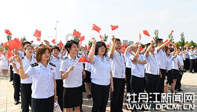 青海果洛：成群岩羊在高原雪山奔跑